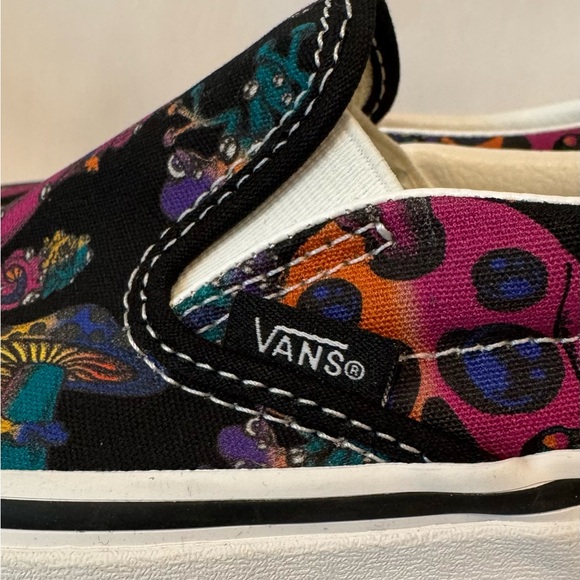 VANS•NEW•CLASSIC SLIP-ONS•TRIPPY DRIP•SKELTON•HALLOWEEN•WOMENS 7 / MENS 5.5 - Picture 3 of 8